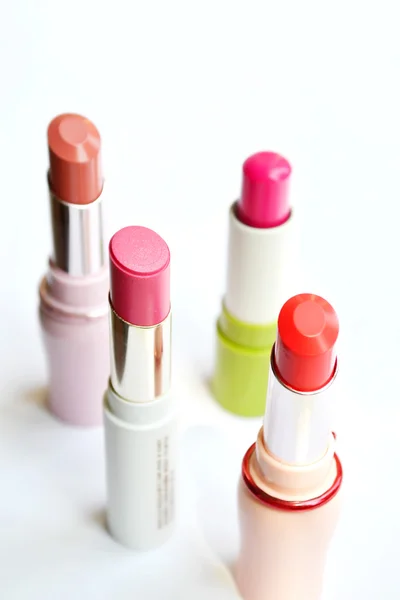 Set de lápiz labial rosa y rojo aislado sobre blanco — Foto de Stock
