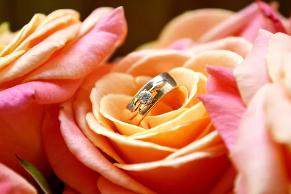 订婚戒指上的粉红玫瑰的美丽婚礼花束 — 图库照片