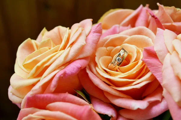 Обручальное кольцо на красивом свадебном букете розовых роз — стоковое фото