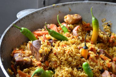 tencereye domates ve yeşil biber biber Özbek pilavı ile