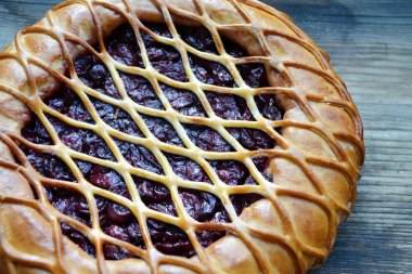 Ahşap masa üzerinde altın hamur ile geleneksel Amerikan vişneli tart