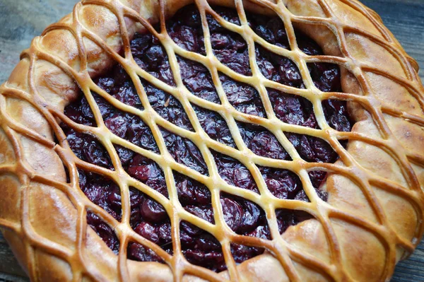 Traditionele Amerikaanse cherry pie met gouden deeg op houten tafel — Stockfoto