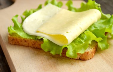 Büyük vejetaryen sandviç peynir ve marul salatası ile