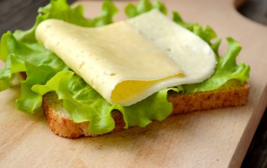 Büyük vejetaryen sandviç peynir ve marul salatası ile