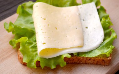 Büyük vejetaryen sandviç peynir ve marul salatası ile