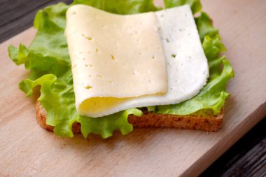 Büyük vejetaryen sandviç peynir ve marul salatası ile