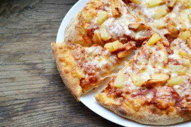 ananas ve tavuk bütün Hawai pizza