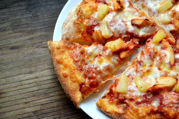 Whole Hawaiian pizza with pineapple and chicken — Stock Photo, Image