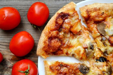 Büyük sıcak pizza domates, mantar ve peynir