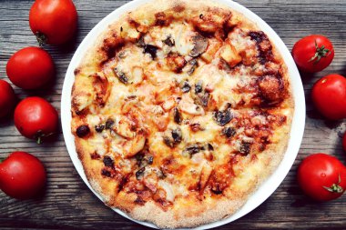 Büyük sıcak pizza domates, mantar ve peynir