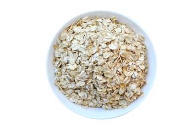 Beyaz arka plan üzerinde izole beyaz kase çiğ yulaf gevreği