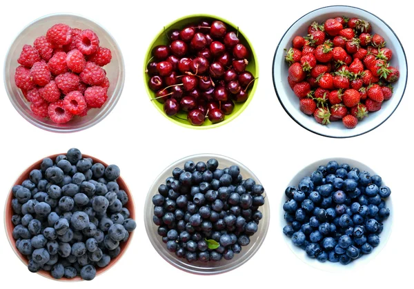 Hodně světlé jahody, maliny, třešně a višně a borůvky izolovaných na bílém — Stock fotografie