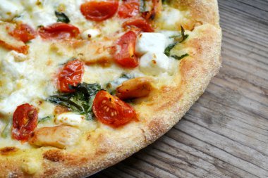 Büyük sıcak pizza domates, beyaz peynir ile ıspanak