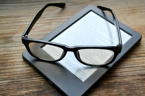 Fekete ereader retro szemüveg fa tábla — Stock Fotó