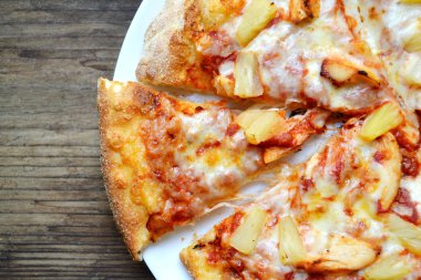 ananas ve tavuk bütün Hawai pizza