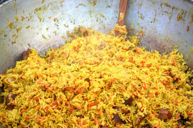 Tencereye Özbek pilavı ile