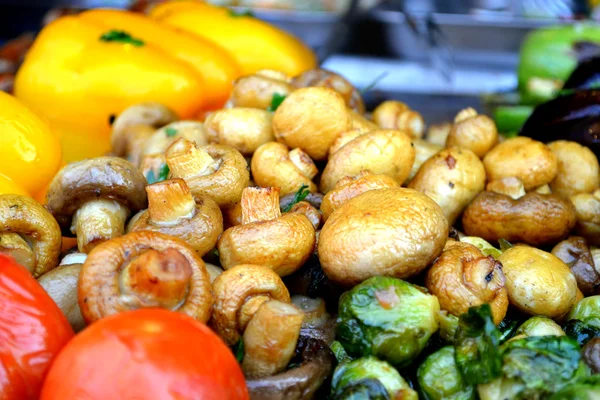 Setas asadas con tomates y lechuga iceberg — Foto de Stock