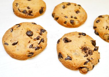 Beyaz ahşap masa üzerinde lezzetli çikolata kurabiye