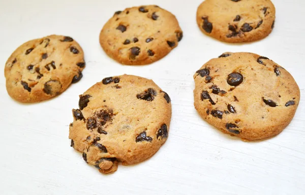 Beyaz ahşap masa üzerinde lezzetli çikolata kurabiye