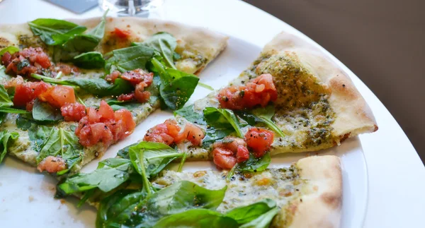 Pizza vegetariana redonda grande com tomates e manjericão — Fotografia de Stock