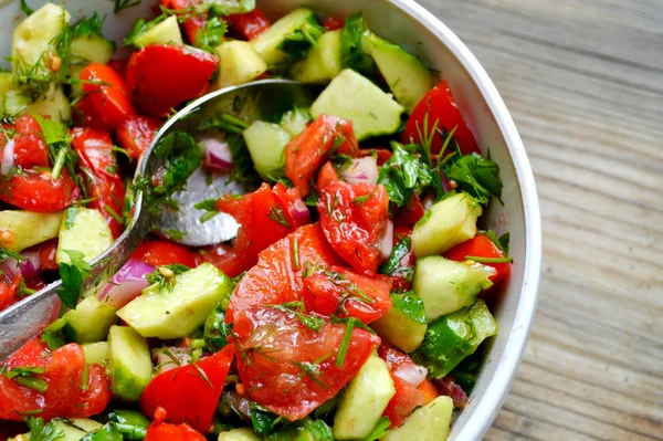 Salade végétarienne savoureuse aux tomates et au concombre — Photo