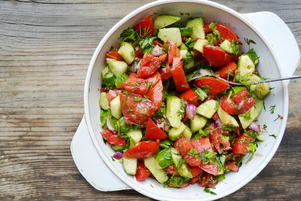 Смачний вегетаріанський салат з помідорами та огірком — стокове фото