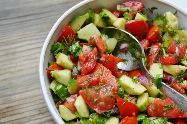 Вкусный вегетарианский салат с помидорами и огурцом — стоковое фото