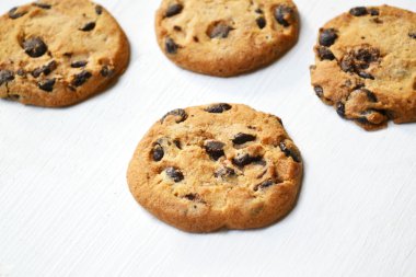 Beyaz ahşap masa üzerinde lezzetli çikolata kurabiye