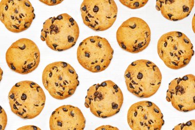 Beyaz ahşap masa üzerinde lezzetli çikolata kurabiye