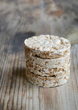 pirinç kekleri ahşap masa üzerinde yuvarlak