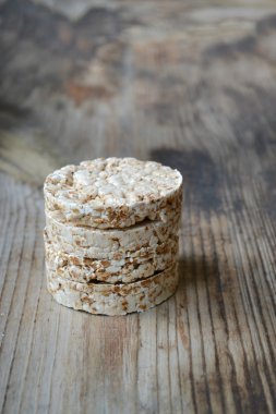 pirinç kekleri ahşap masa üzerinde yuvarlak