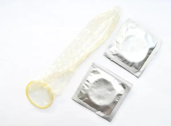Couple de préservatifs isolés sur blanc — Photo