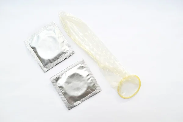 Coppia di preservativi isolati su bianco — Foto Stock