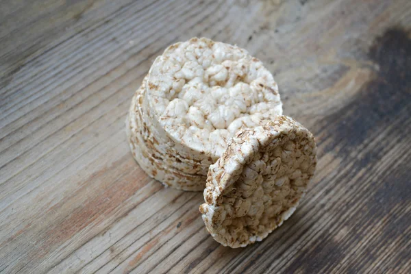 Tortas de arroz redondas sobre mesa de madera — Foto de Stock