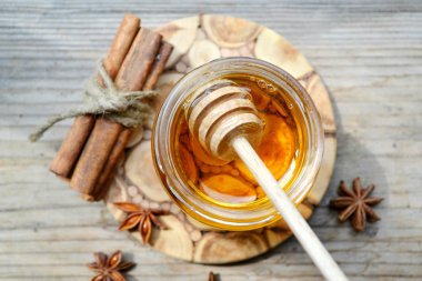 Altın bal ile honeystick. tarçın ve anason yıldız ahşap tablo