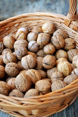 Sağlıklı ceviz kabukları bir sepet içinde bir sürü