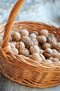 Sağlıklı ceviz kabukları bir sepet içinde bir sürü