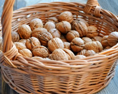 Sağlıklı ceviz kabukları bir sepet içinde bir sürü