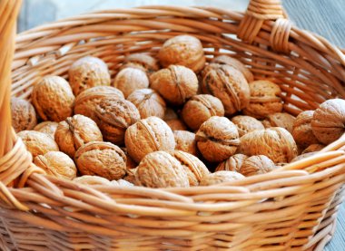 Sağlıklı ceviz kabukları bir sepet içinde bir sürü