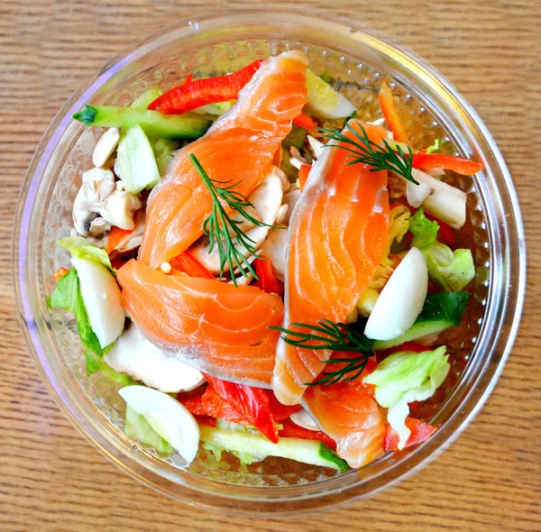 Healthy salad with salmon and quail eggs — Stock Photo, Image