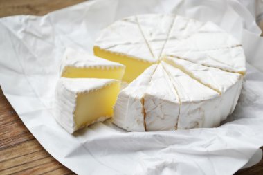 Ahşap masa üzerinde Camembert beyaz krem peynir