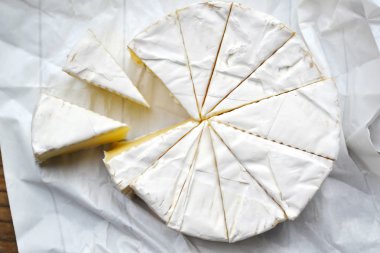 Ahşap masa üzerinde Camembert beyaz krem peynir