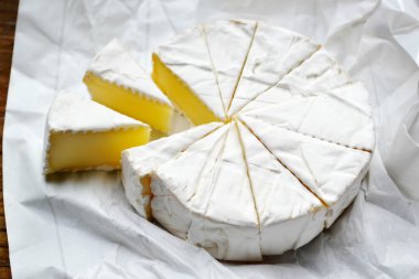 Ahşap masa üzerinde Camembert beyaz krem peynir