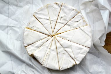Ahşap masa üzerinde Camembert beyaz krem peynir