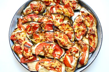 Tabak dolusu fırında patlıcan domates, peynir ve mayonez ile