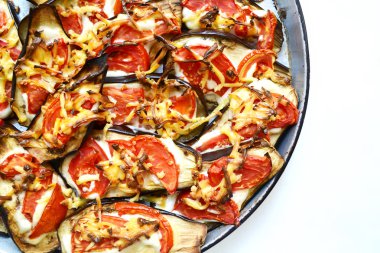 Tabak dolusu fırında patlıcan domates, peynir ve mayonez ile