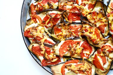 Tabak dolusu fırında patlıcan domates, peynir ve mayonez ile