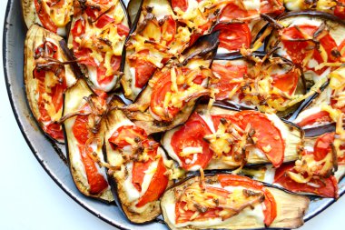 Tabak dolusu fırında patlıcan domates, peynir ve mayonez ile