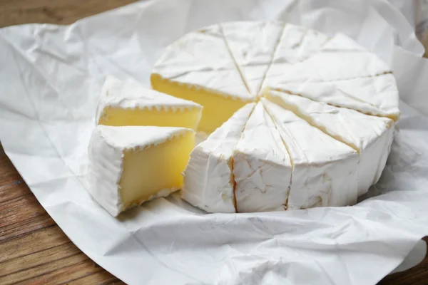 Camembert fromage blanc crémeux sur table en bois — Photo