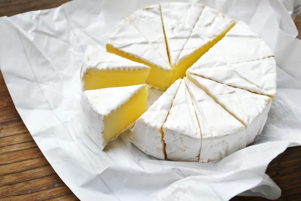 Camembert queijo cremoso branco na mesa de madeira — Fotografia de Stock